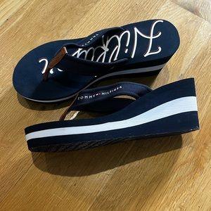 Size 7.5 Tommy Hilfiger platform flip flops!